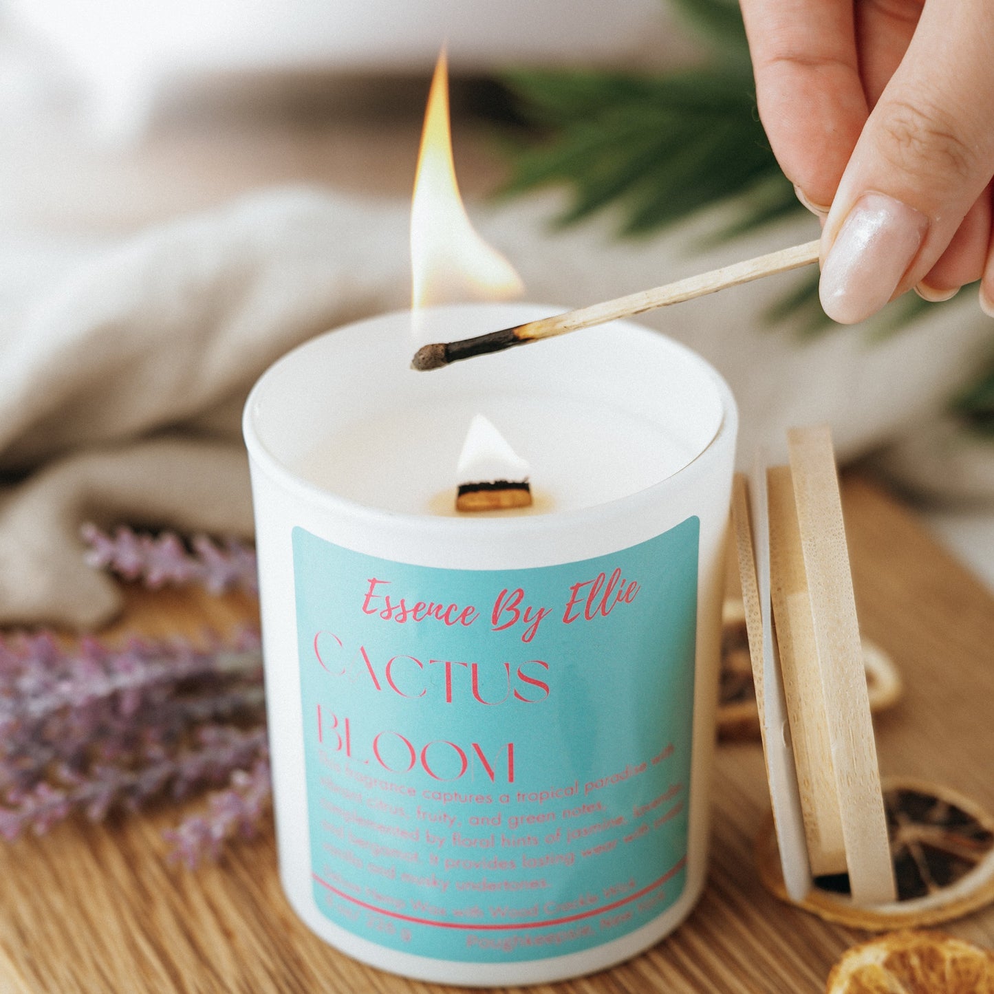 Vela con flor de cactus