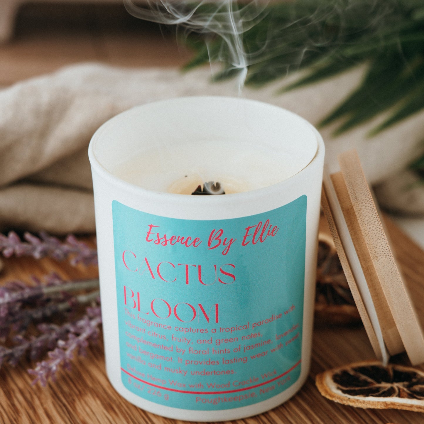 Vela con flor de cactus